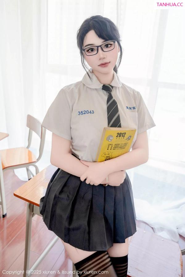   [XiuRen]高清写真图 2025.07.10 No.10530 汐汐爱吃草莓 学妹服饰第7张图片